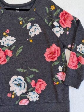 Old Navy Floral Raglan Crewneck Sweatshirt in Charcoal with Pink Blooms